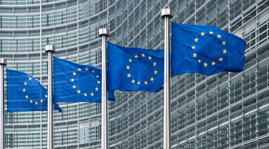 elezioni europee commissione europea elezioni europee: bandiere all'esterno del palazzo che ospita la commissione europea a Bruxelles