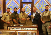 Lotta al bracconaggio: Beretta dona 275 gilet ai ranger di Poaching Prevention Academy Lotta al bracconaggio: Beretta dona 275 gilet ai ranger di Poaching Prevention Academy. Davide Bomben riceve i gilet dal presidente Franco Gussalli Beretta