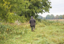 Caccia in Puglia, ancora possibile modifica date di chiusura Caccia in Puglia: cacciatore di spalle con fucile nel bosco