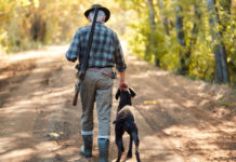Caccia & Country, la fiera di caccia in programma a Forlì fiera di caccia: cacciatore di spalle con fucile a tracolla e cane al suo fianco