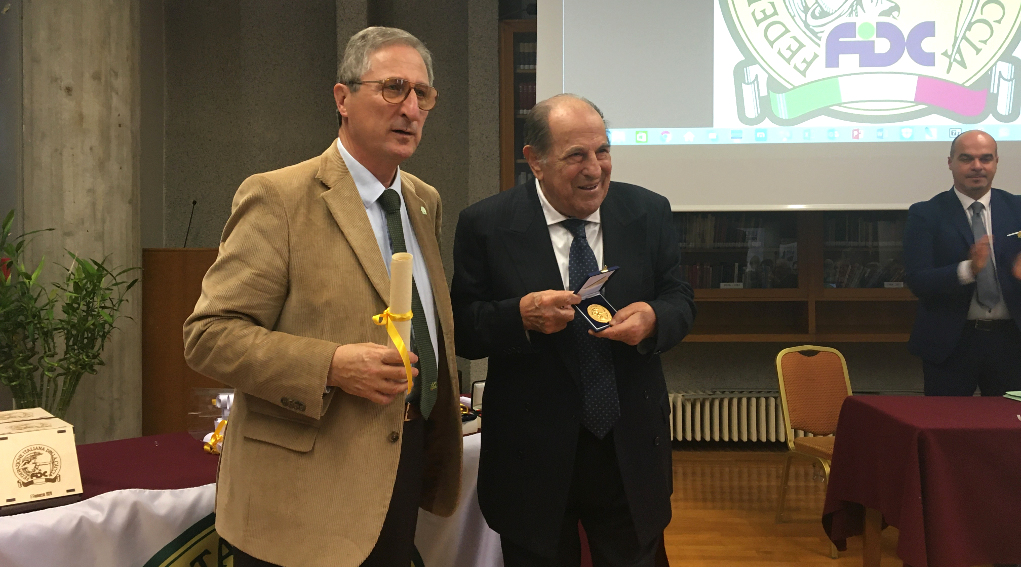 Assemblea nazionale Federcaccia, ecco temi e prospettive assemblea nazionale federaccia: il presidente nazionale Massimo Buconi premia Bruno Modugno col riconoscimento di Cacciatore gentiluomo