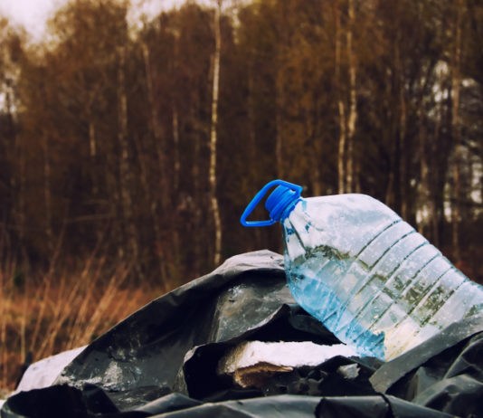 Tutela dell’ambiente: Una lancia “Operazione paladini del territorio” Tutela dell’ambiente: bottiglia di plastica e spazzatura in una foresta