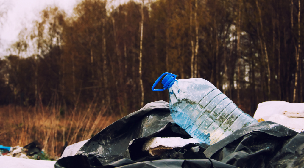 Tutela dell’ambiente Una lancia “Operazione paladini del territorio” Tutela dell’ambiente: bottiglia di plastica e spazzatura in una foresta