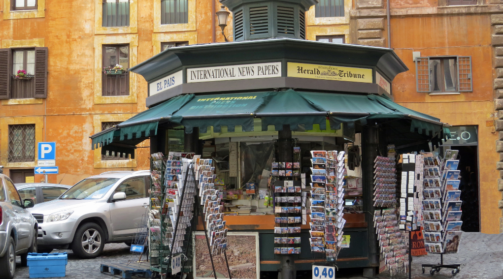 Distribuzione delle mascherine e non solo l’edicola e l’informazione al servizio del cittadino Distribuzione delle mascherine: edicola nel centro di Roma, Trastevere