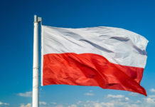 Minorenni a caccia: l’iniziativa della Polonia Minorenni a caccia in Polonia: bandiera della Polonia sventola con sfondo di cielo nuvoloso