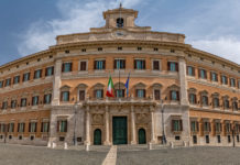 Validità del porto d’armi: decreto convertito in legge proroga scadenza Validità del porto d’armi: facciata di palazzo montecitorio