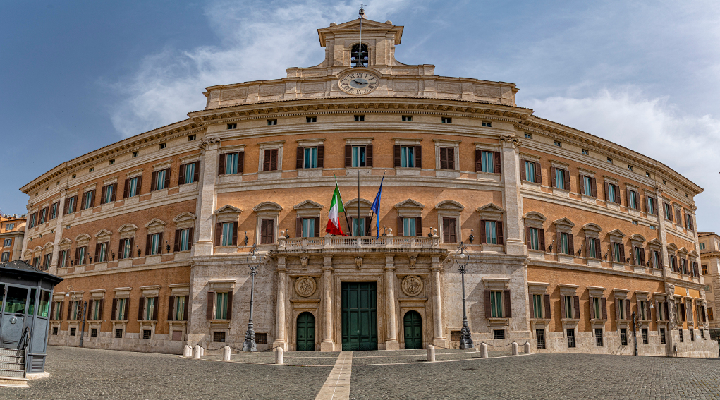 Validità del porto d’armi decreto convertito in legge proroga scadenza Validità del porto d’armi: facciata di palazzo montecitorio