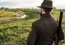 Animalisti agli Stati generali dell’economia, il mondo venatorio compatto Animalisti agli Stati generali dell’economia: cacciatore con cappello tradizionale, di spalle