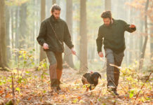 Associazioni venatorie insieme in una nuova regione associazioni venatorie insieme: due cacciatori con cane al guinzaglio