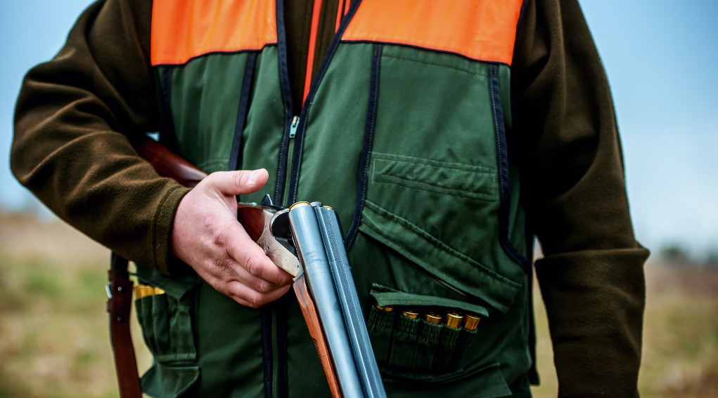 Cambia modo di pagare la licenza di caccia in Piemonte pagare la licenza di caccia in Piemonte: cacciatore tiene in mano fucile aperto