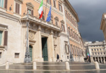 Porto d’armi in scadenza, novità in arrivo porto d'armi in scadenza: facciata di palazzo montecitorio, sede della camera dei deputati