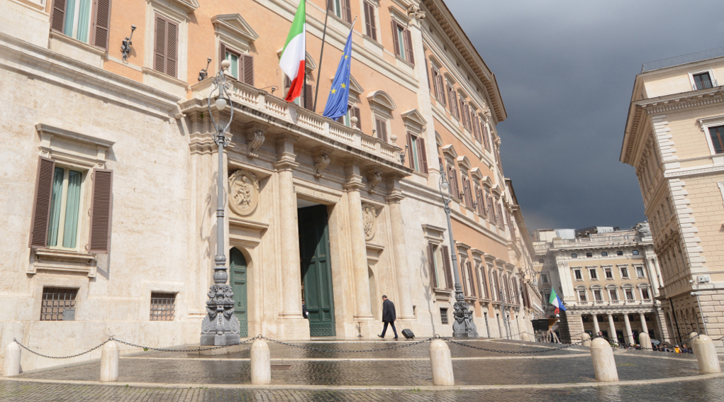 Porto d’armi in scadenza, novità in arrivo porto d'armi in scadenza: facciata di palazzo montecitorio, sede della camera dei deputati