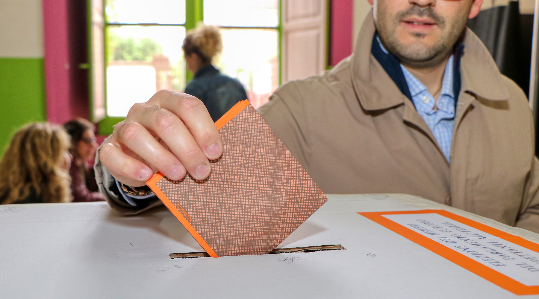 Referendum sulla caccia, la dichiarazione di Buconi referendum sulla caccia: elettore infila scheda nell'urna