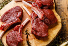 Il trattamento della carne degli ungulati Il trattamento della carne degli ungulati: carne di selvaggina su un tagliere