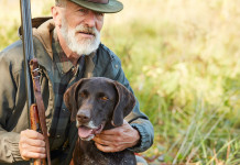 Calendario venatorio della Toscana, le richieste della Cct Calendario venatorio della Toscana: cacciatore anziano con cane