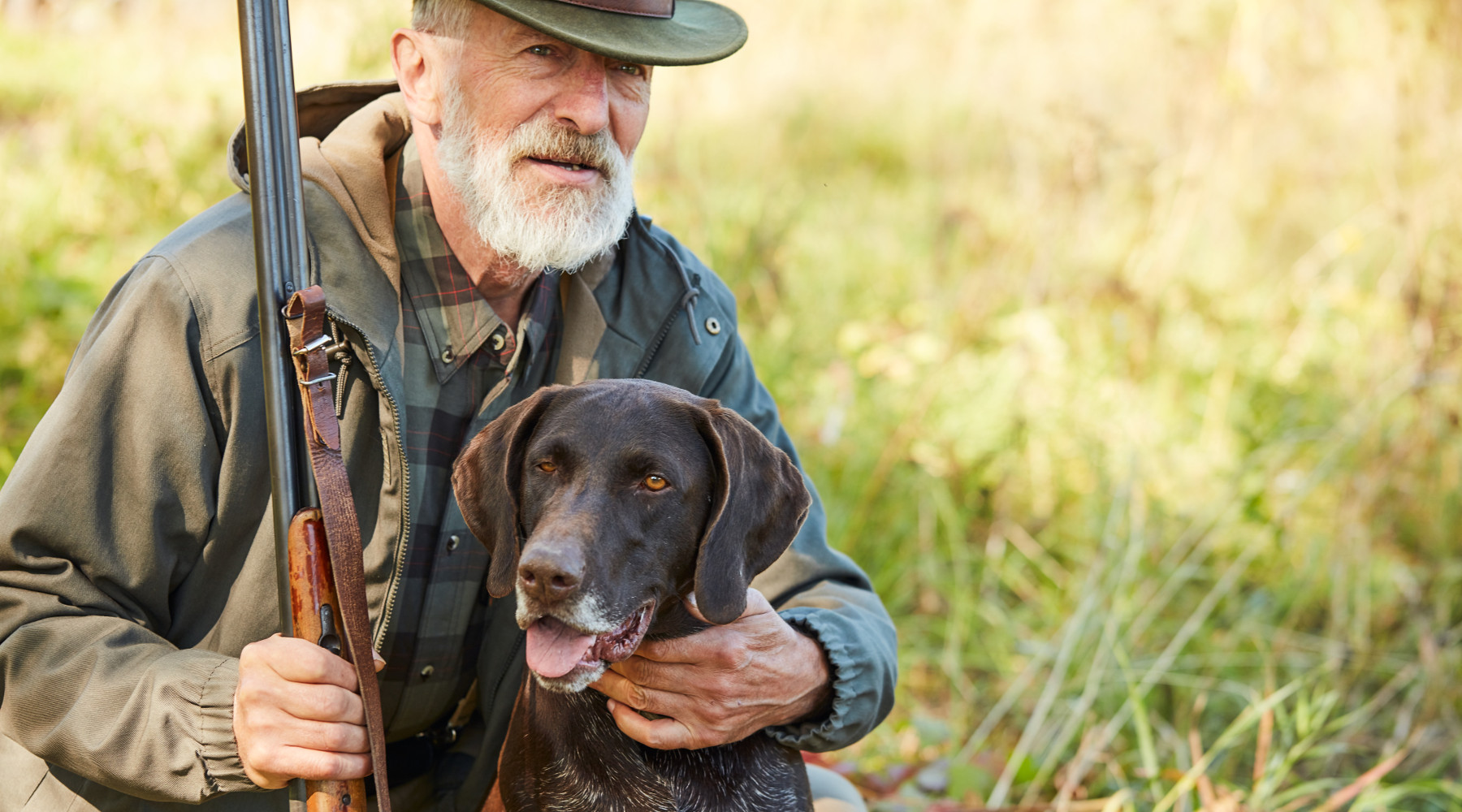 Calendario venatorio della Toscana, le richieste della Cct Calendario venatorio della Toscana: cacciatore anziano con cane