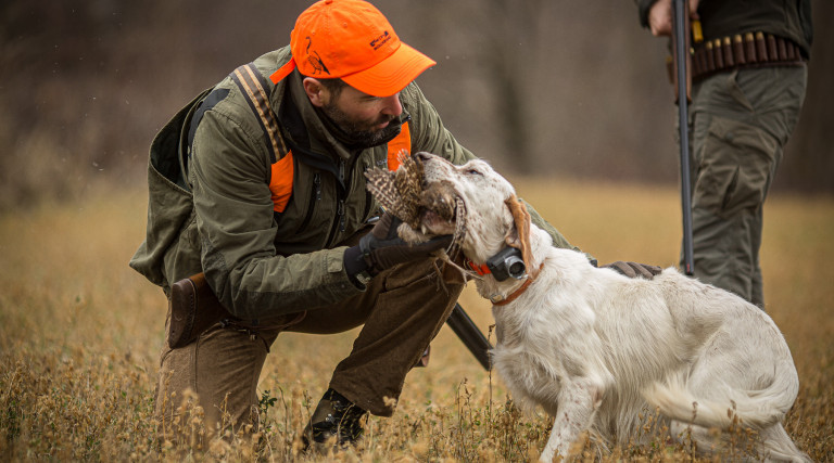 caccia magazine luglio 2021: cacciatore e cane con fagiano in bocca