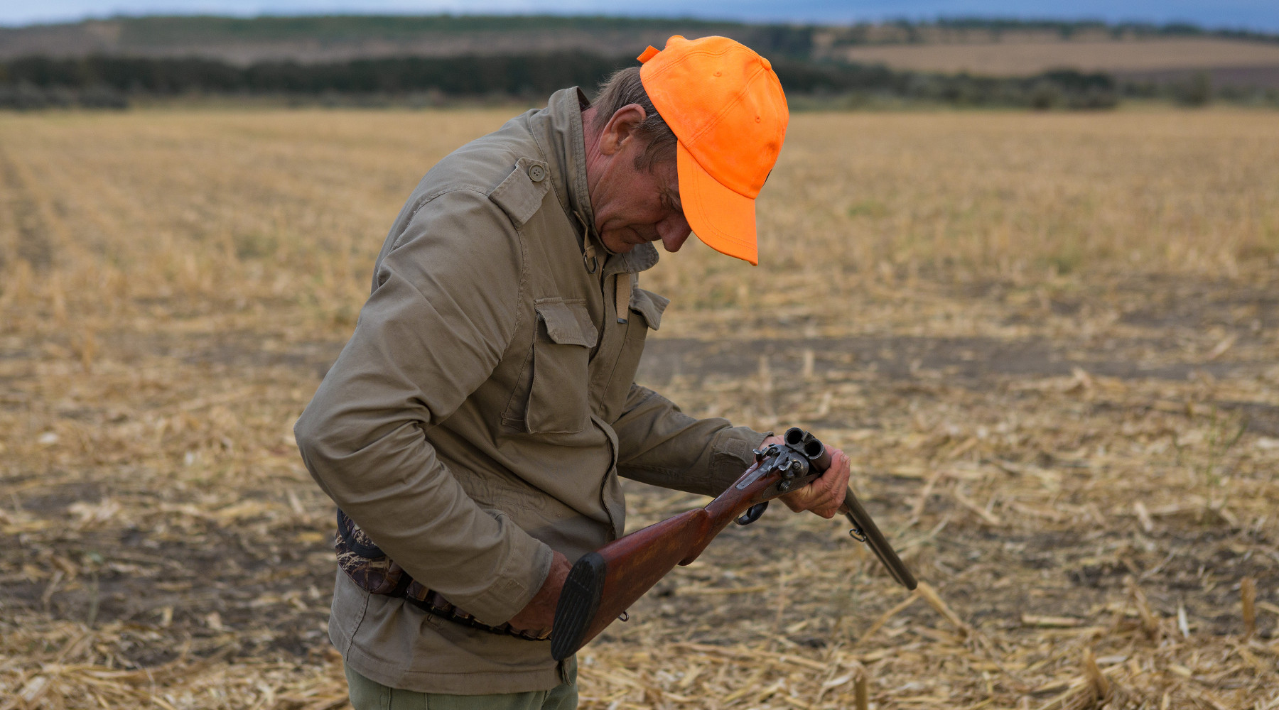 Durata della stagione venatoria, la sentenza della Corte costituzionale durata della stagione venatoria: cacciatore con fucile in mano e cappello alta visibilità