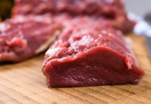 Filiera della carne di selvaggina, Bruzzone parla in Senato Filiera della carne di selvaggina: carne sul tavolo di legno