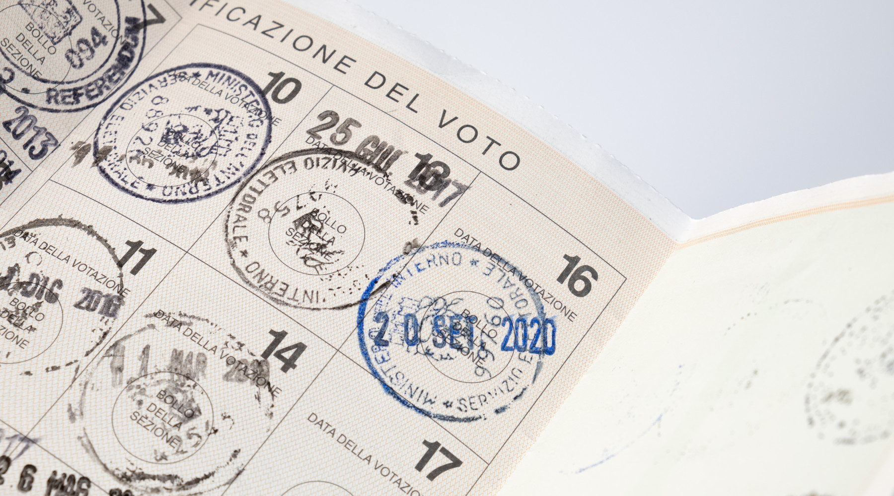 Referendum sulla caccia, la Lipu non ci sta Referendum sulla caccia: tessera elettorale con timbri