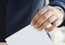 Per l’Enpa il referendum sulla caccia è inopportuno Per l’Enpa il referendum sulla caccia è inopportuno: mano deposita scheda nell'urna elettorale