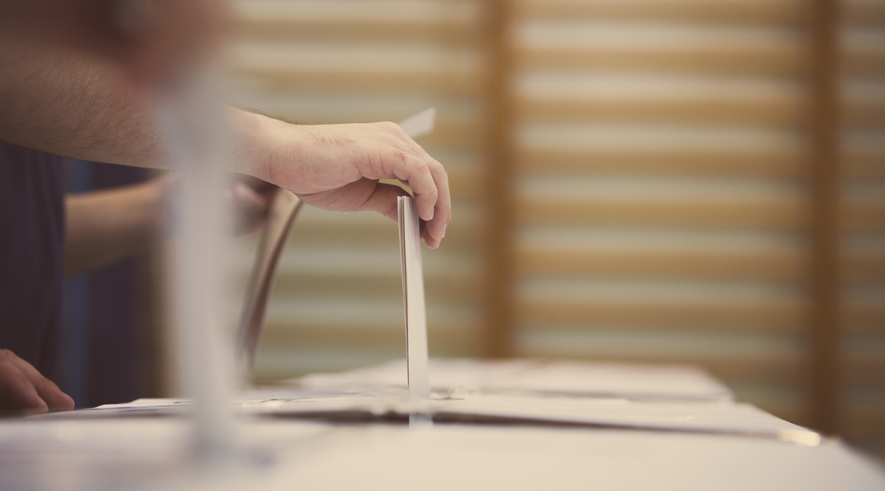 Referendum sulla caccia la posizione della cabina di regia Referendum sulla caccia: mano deposita urna nella scheda, spalliera di una palestra sullo sfondo