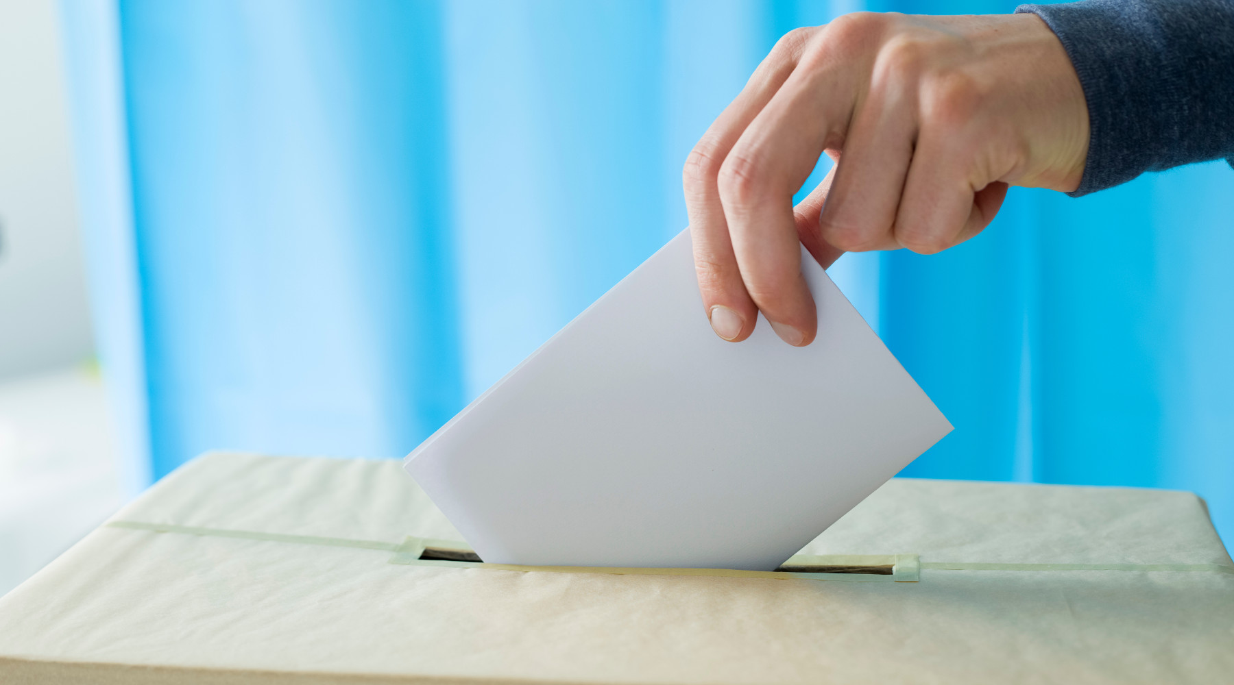 Referendum sulla caccia l’Arcicaccia chiede una reazione unitaria Referendum sulla caccia: scheda elettorale imbucata nell'urna