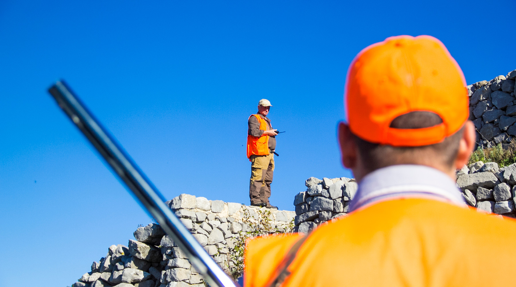 Associazione unica dei cacciatori, la posizione dell’Arcicaccia Associazione unica dei cacciatori: due cacciatori parlano prima di una braccata sul Monte Stella (Salerno)