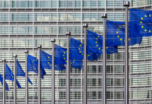 Presentato il programma dell’intergruppo Caccia e biodiversità per il 2022 Presentato il programma dell’intergruppo Caccia e biodiversità per il 2022: bandiere davanti al parlamento europeo