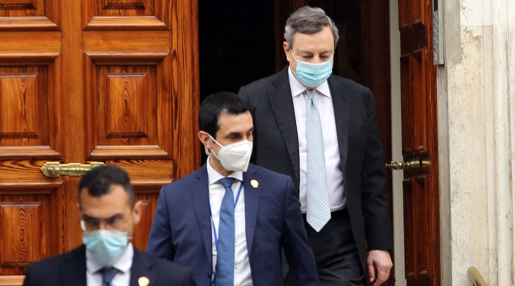 Scadenza del porto d’armi ecco la nuova proroga Scadenza del porto d’armi: mario draghi esce dalla propria abitazione insieme alla scorta
