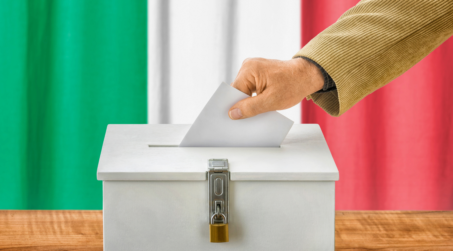 Referendum sulla caccia ecco il numero di firme raccolte Referendum sulla caccia: mano deposita scheda in urna elettorale