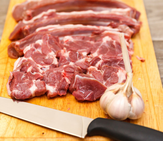 Carne di cinghiale nei punti vendita Metro Carne di cinghiale nei punti vendita Metro: carne di cinghiale su tagliere, con aglio e coltello