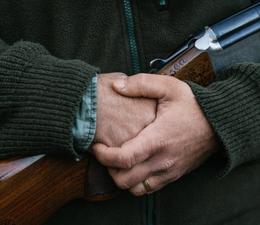 Federcaccia contro piano faunistico-venatorio della Lombardia Federcaccia contro piano faunistico-venatorio della Lombardia: cacciatore con carabina tra le mani