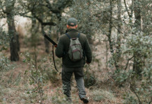 Nuova associazione di riservisti: l’annuncio ufficiale Nuova associazione di riservisti: cacciatore di spalle nella foresta