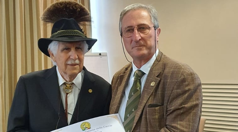 Claudio Menapace Gentiluomo cacciatore 2022 Claudio Menapace Gentiluomo cacciatore 2022, insieme a Massimo Buconi (presidente nazionale Federcaccia)