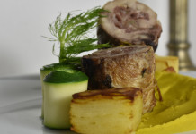 Rotolo di pernice selvatica con pavé di patate: la ricetta Rotolo di pernice selvatica con pavé di patate la ricetta