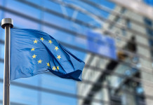 Controllo faunistico, Commissione Ue scrive a governo Controllo faunistico: bandiera dell'unione europea davanti a palazzo Berlaymont