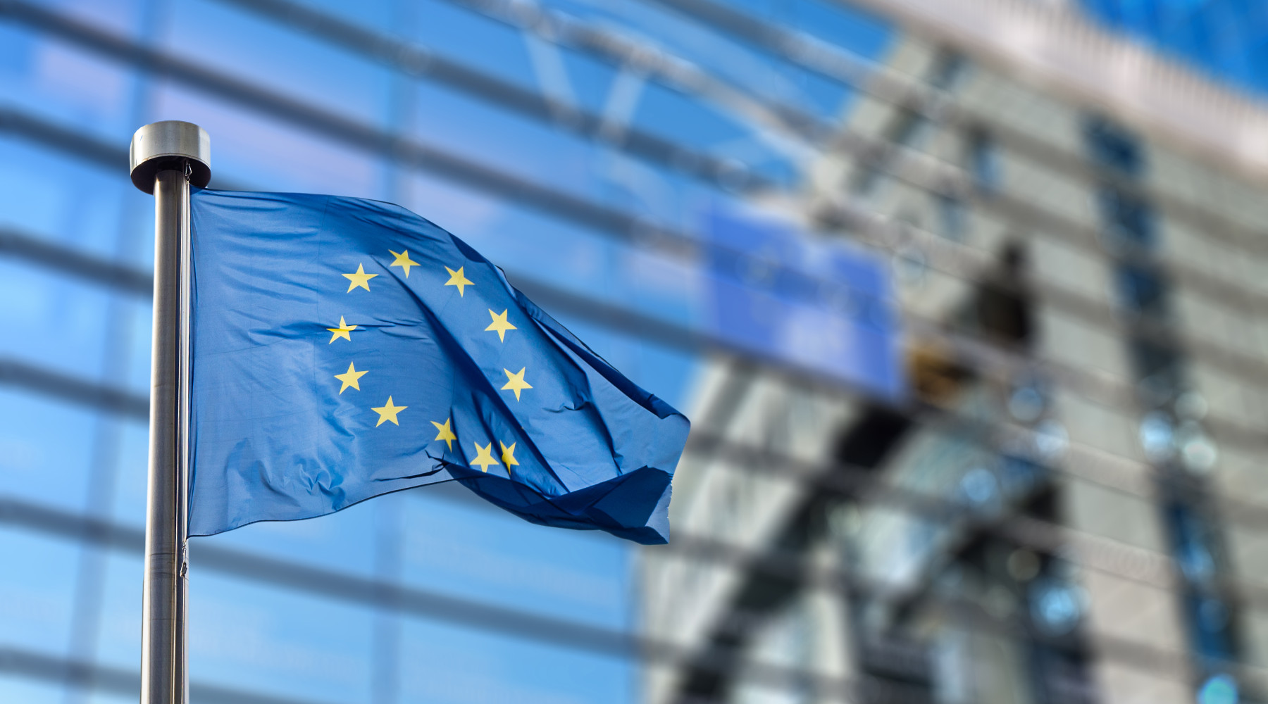 Controllo faunistico, Commissione Ue scrive a governo Controllo faunistico: bandiera dell'unione europea davanti a palazzo Berlaymont