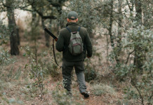 Percezione della caccia in Italia: l’indagine Percezione della caccia in Italia: cacciatore di spalle nel bosco