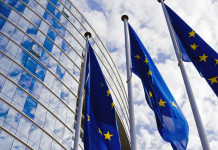 Procedura d’infrazione sulla caccia: lettera della Commissione all’Italia Procedura d’infrazione sulla caccia: lettera della Commissione al governo italiano: bandiere dell'Unione europea fuori da palazzo Berlaymont, sede della commissione europea