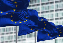Procedura d’infrazione europea, la posizione dell’Arcicaccia Procedura d’infrazione europea: bandiere davanti alla sede della Commissione europea