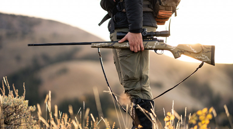 cacciatore tiene in mano carabina bolt-action Weatherby Vanguard Outfitter