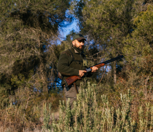 Piano faunistico regionale e atti d’indirizzo, la sentenza del Consiglio di Stato Piano faunistico regionale e atti d’indirizzo, la sentenza del Consiglio di Stato: cacciatore con fucile nel bosco