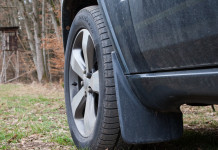 Come s’identifica l’atteggiamento di caccia? Come s’identifica l’atteggiamento di caccia? automobile vicina ad altana da caccia