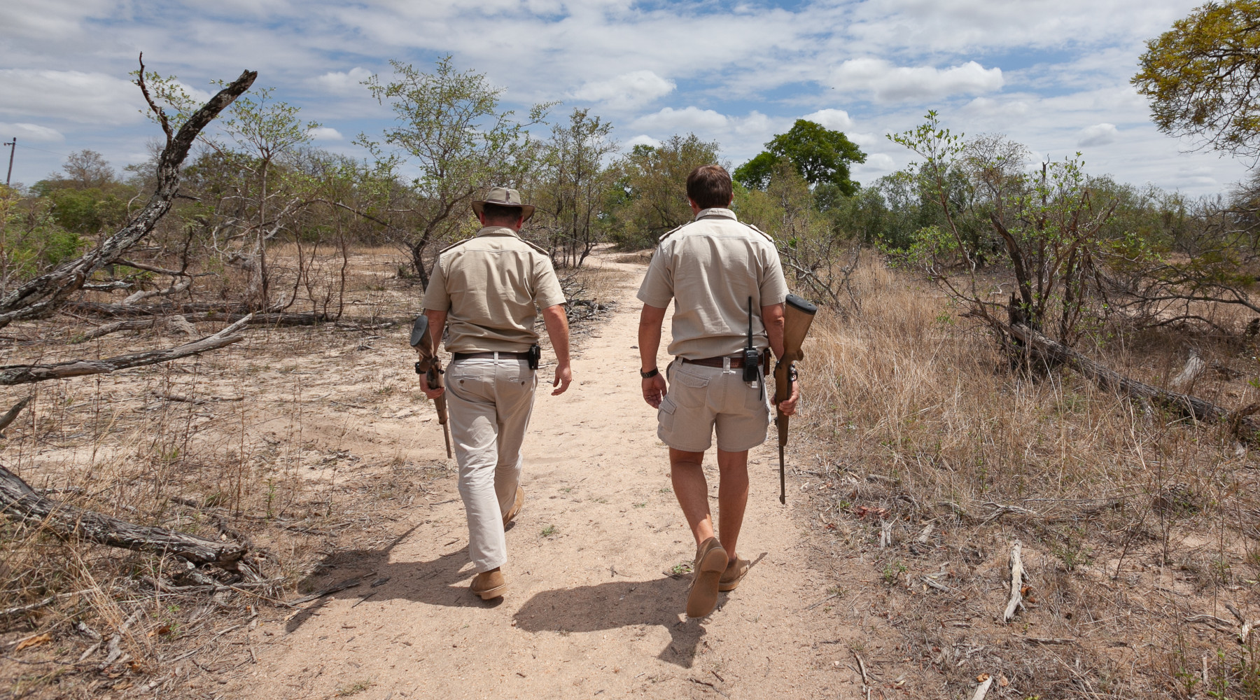Nuovo regolamento europeo per l’esportazione di armi da caccia all’estero Nuovo regolamento europeo per l’esportazione di armi da caccia all’estero: ranger e cacciatori di spalle, caccia in africa