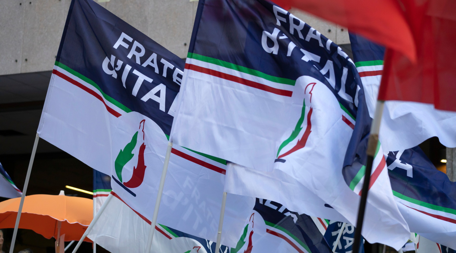 Candidati vicini al mondo venatorio, Berlato contro la cabina di regia Candidati vicini al mondo venatorio, Berlato contro la cabina di regia: bandiere Fratelli d'Italia