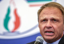 Riforma della legge sulla caccia, Lollobrigida chiede pazienza ai cacciatori Riforma della legge sulla caccia, Lollobrigida chiede pazienza ai cacciatori: Francesco Lollobrigida, ministro dell'Agricoltura, davanti a simbolo di Fratelli d'Italia