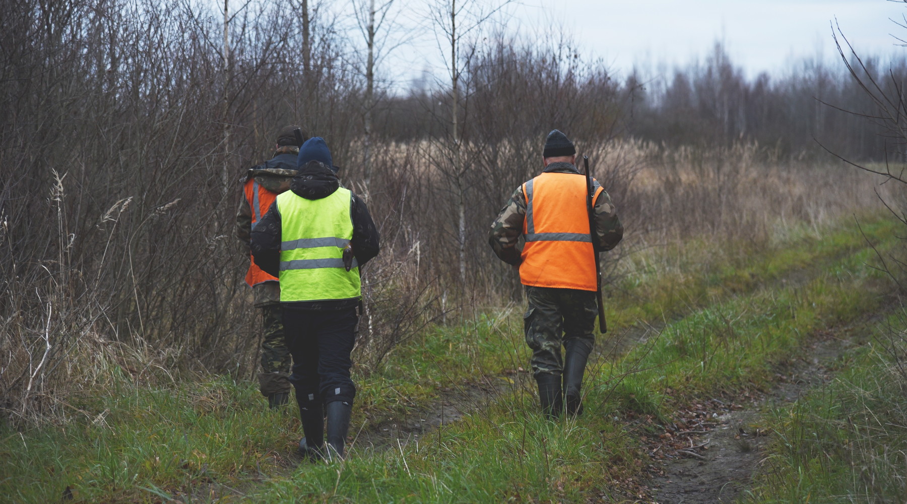 Associazioni venatorie al tavolo sulla biodiversità, Bruzzone interroga governo Associazioni venatorie al tavolo sulla biodiversità, Bruzzone interroga governo: tre cacciatori di spalle
