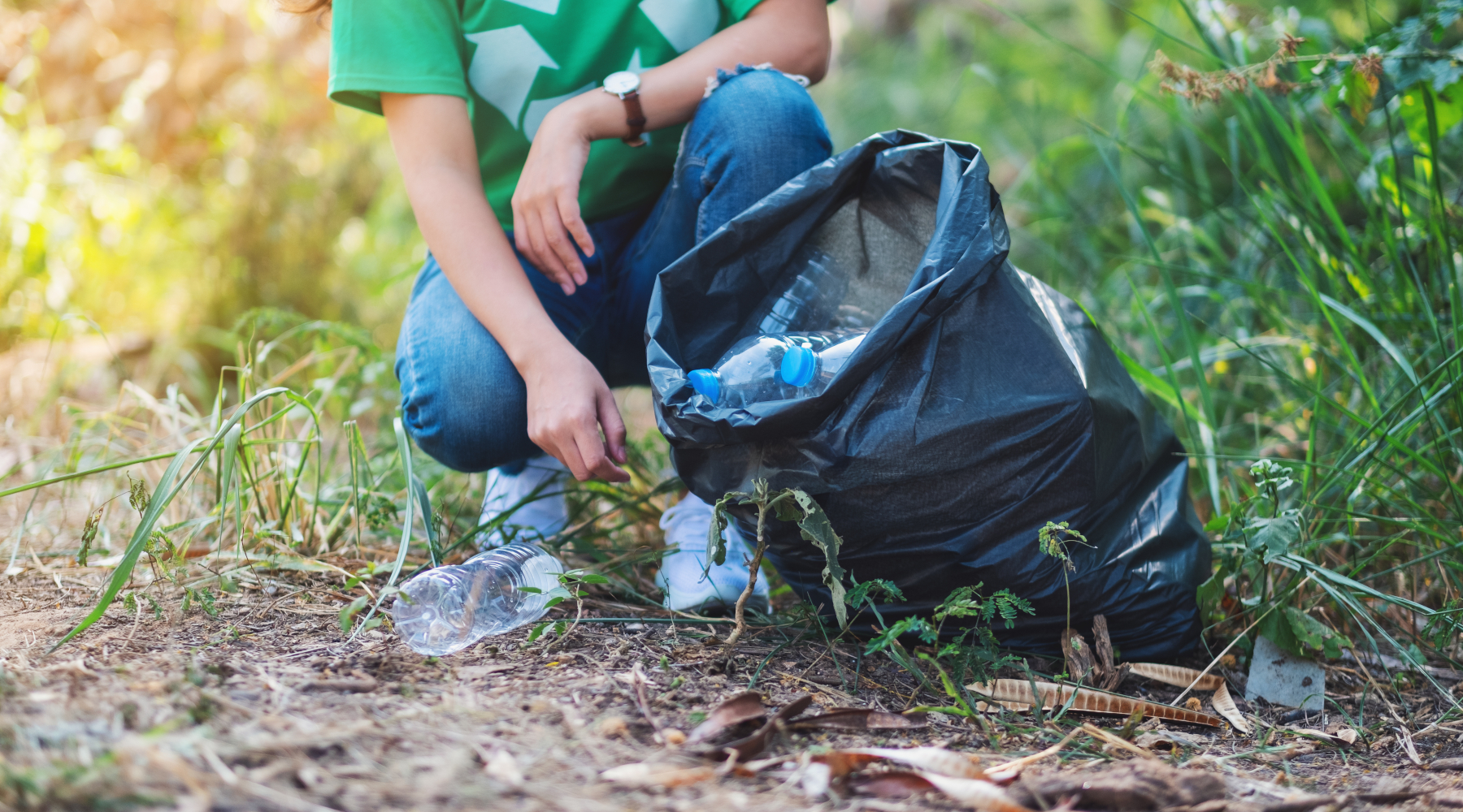 Cifra tonda per la Fondazione Una Cifra tonda per la Fondazione Una: raccolta rifiuti nel bosco