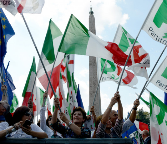 Evi (Pd): «Grottesca l’idea che la caccia contribuisca alla tutela della biodiversità» Evi (Pd): «Grottesca l’idea che la caccia contribuisca alla tutela della biodiversità» - bandiere del Partito democratico
